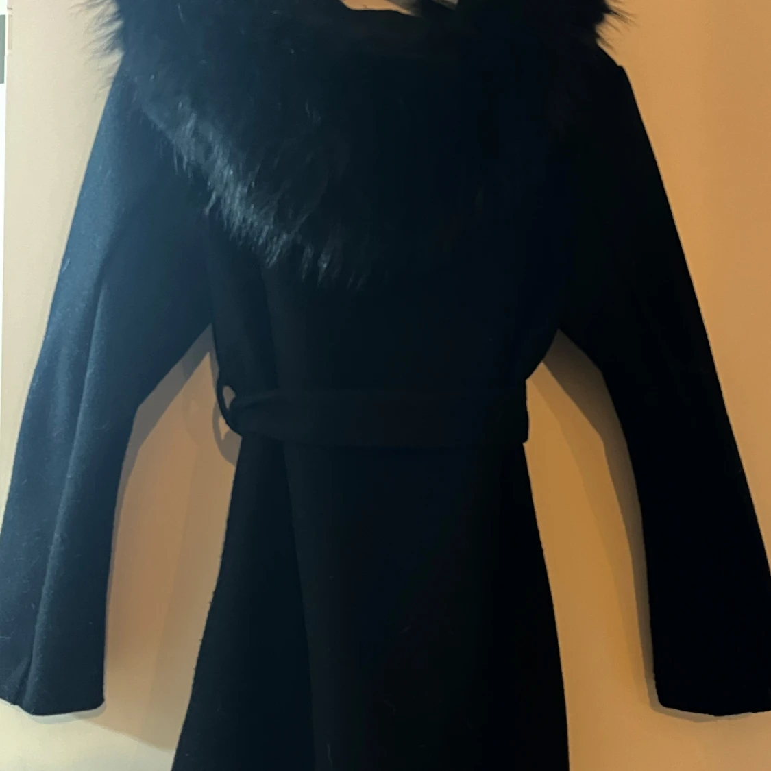 Svart kappa med äkta päls  och bälte - 4