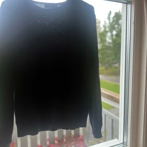 Mörkblå stickad tröja Polo Ralph Lauren - Mörkblå stickad tröja från Polo Ralph Lauren med rund hals och klassisk grön broderad logga på bröstet. Tröjan har ribbade muddar vid ärmslut och nederkant, perfekt för lager-på-lager under hösten och vintern. Pm för mer info 