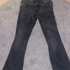 True religion jeans❣️❣️ - Säljer nu mina fina low waist true religion jeans I modellen ”joey”❣️ de är i storlek 25 och i superfint skick men kommer tyvärr inte till andvänding längre❣️de är uppsydda p passar mig som är typ 160cl lång❣️ skriv vid funderingar!!❣️❣️