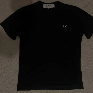 Svart t-shirt Comme des Garçons Play - En svart tshirt från cdg, pytteliten täcken på användning men inget man ser när man har på sig den, vid funderingar är det bara o skriva