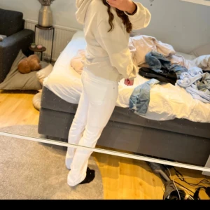 Vita Acne Jeans 26/32 - Säljer ett par vita jeans från Acne Jeans i storlek 26/32. De har klassisk femficksdesign, raka ben och normal passform. Snygga och stilrena jeans som passar till det mesta.