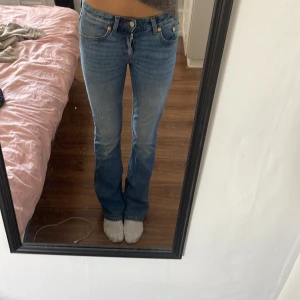 Levis 517 bootcut jeans blå - Säljer ett par klassiska  jeans i blå denim med bootcut passform. Jeansen har låg midja, fem fickor och snygga slitningar framtill. Perfekt för dig som gillar en tidlös och avslappnad stil. Materialet är 100% bomull. Nypris 400kr OBS pris kan diskuteras!