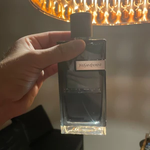 Stilren parfym från YSL - En elegant parfym från Yves Saint Laurent med modern design. Perfekt för dig som vill sticka ut med en klassisk och trendig touch. Passar dig som gillar exklusiva märken och vill ha något extra i din samling.