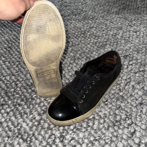 Lanvin Skor - Ett par feta sneakers från Lanvin till ett bra pris! Inget og tillkommer! Hör av dig vid frågor! Är villig att förhandla om pris och byten! Finns en defekt på ena captoen.