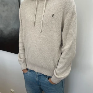 Morris hoodie  - Snygg beige stickad hoodie från Morris med diskret logga på bröstet. Modellen är 191 och väger 80. Säljer då jag knappt har använt den. Köpt på season för 2000 nypris. Hör av dig vid funderingar!🙌🏼