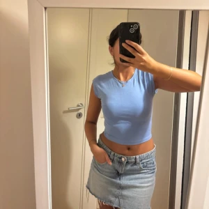 Blå topp  - Blå topp. Inte använt så mycket så fint skick förutom att den blivit lite nopprig i mitten på bysten!