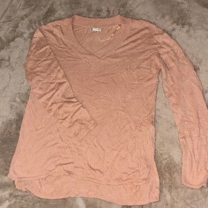 Ljusrosa stickad v-ringad tröja XS - En tunn och härlig stickad tröja i mjukt material med v-ringning. Långärmad modell med ribbade muddar vid halsringning, ärmslut och nederkant – enkel men stilren. Perfekt att ha som lager-på-lager eller för en avslappnad vardagsstil ✨  ✔️ Ljusrosa, tidlös färg ✔️ Mysig & bekväm ✔️ Lätt att matcha med jeans, kjol eller leggings  💸 Jag säljer många fina plagg billigt – passa på att kika på mina andra annonser! 🤝 Jag brukar även acceptera prisförslag.  📦 Snabb leverans & rökfritt hem. 