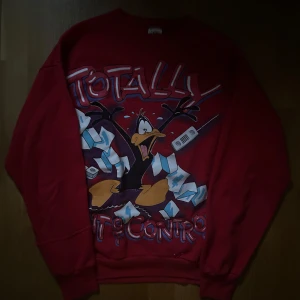 Vintage Crewneck - Vintage Crewneck med sjukt nice fit, boxy, mm. Reparation på ena ärmen men inget mycket.