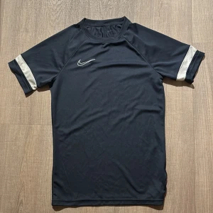 Svart Nike t-shirt  - Skön tränings T-shirt från Nike. Knappt använd och i bra skick. Meddela för mer info eller för att diskutera pris.