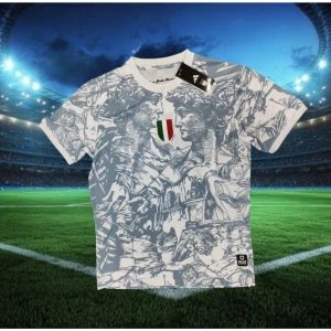 Italien fotbollströja  - Unik fotbollströja från Givova med konstnärligt grått motiv över hela plagget och italiensk sköld på bröstet. Tröjan är kortärmad och har rund hals. Perfekt för dig som vill sticka ut på planen med stilren design och coola detaljer.