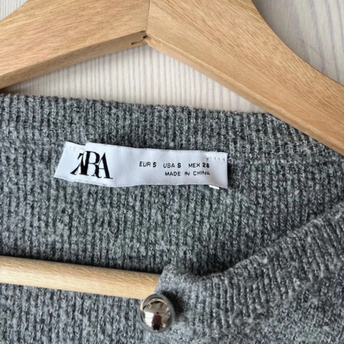 Grå kofta från Zara med knappar - 1