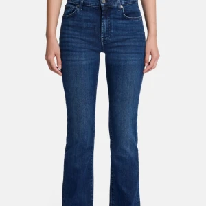 Mörkblå bootcut jeans med hög midja - Snygga mörkblå jeans med bootcut passform och hög midja. Klassisk femficksmodell med guldfärgade sömmar och stretchigt denimtyg som sitter skönt. Perfekta för dig som gillar en tidlös och trendig look. De sitter skit fint och jätte bra kvalite säljer för de börja bli små annars har varit favoriter 💕skriv för fler bilder