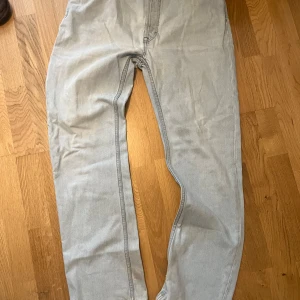 Ljusblå raka jeans - Säljer ett par Acne studios blå konst  jeans med klassisk femficksdesign och raka ben. Jeansen har bälteshällor och är tillverkade i denim. Perfekta för dig som gillar en enkel och clean look.