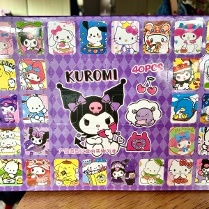 Adventskalender/mystery box Kuromi! - Adventskalender/mystery box Kuromi med 40 luckor. Självklart obruten. Bild 4 & 5 för visning. Kul kalender för alla Sanrio-älskare, stora som små, som inte klarar att öppna bara en lucka per dag 😉. Obruten.