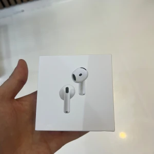 AirPods 4  - Helt nya airpdos 4 i förpackning! Väljer att sälja pga behov av resurser samt jag inte kan lämna tillbaka. Fungerar felfritt, 1-3 dagar frakt!!🫡🫡