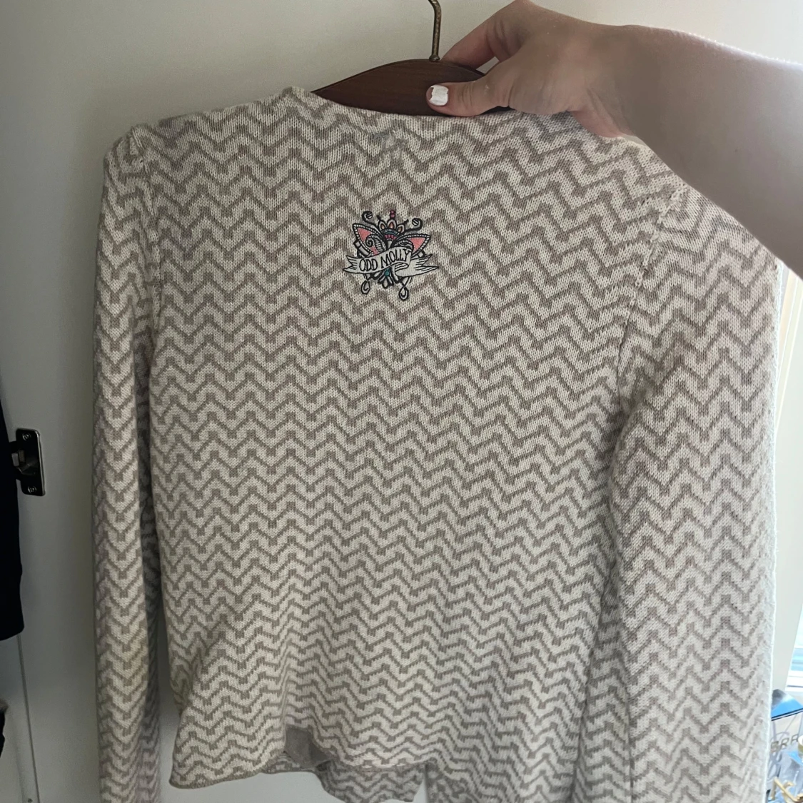 Beige kofta från Odd Molly med rosett - 2