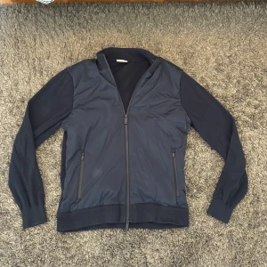 Marinblå cardigan John Henric S - Storlek/S, skick 8/10