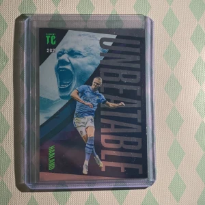 Unbeatable - Haaland (Panini Top Class 262) - Samlarkort med Erling Haaland från Panini Top Class-serien. Kortet hyllar Haalands historiska målrekord i Premier League och är perfekt för unga fotbollsfans och samlare som vill ha något unikt i sin samling.