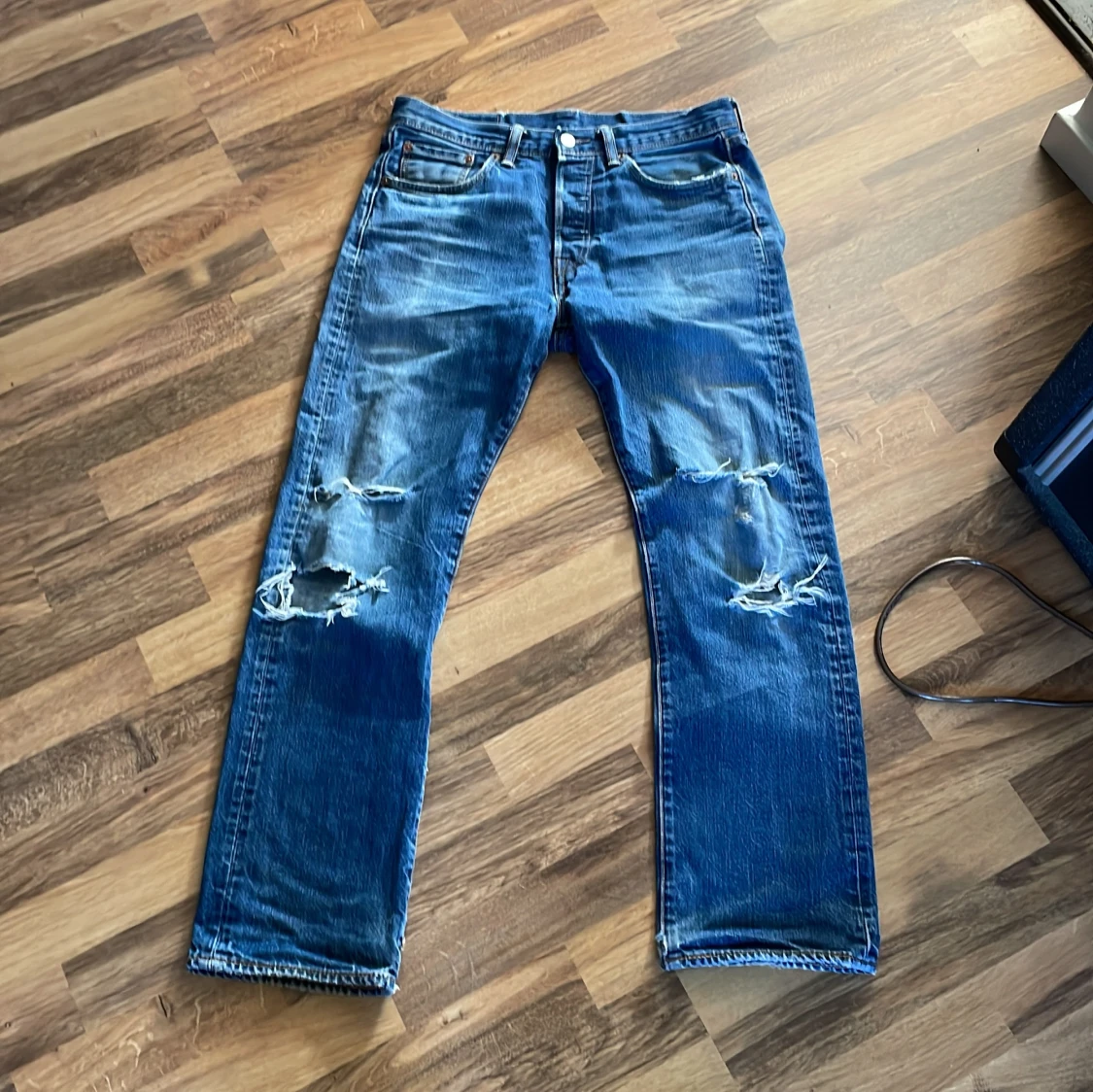 Levi's 501 blå slitna jeans