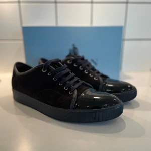 Mörkblå Lanvins - Snygga mörkblå Lanvins i väldigt fint skick. Använda rätt mycket men finns inga större defekter. Perfekta för dig som gillar stilrena och exklusiva detaljer. Kommer med originalpåse och box. Lite stora i storleken, ca 1 storlek större än vanligt. Hör av dig vid intresse😊