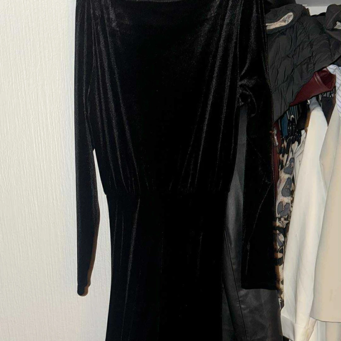 Svart långärmad sammetsklänning