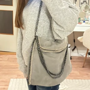 Grå väska handväska axelväska kedjeväska axelbandsväska kedja silver trendig - Grå väska med kedjor och fina detaljer. Finns flera fack i väskan – både fack med dragkedja och utan (se sista bilden). 