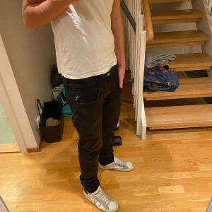 Svarta Replay hyperflex W32 - Säljer ett par svarta Replay hyperflex jeans i modellen slim fit. Är storlek W32 och L34. Det ända tecken på användning är taggen där bak som vissas på bild fem. Annars ett par väldigt snygga jeans.