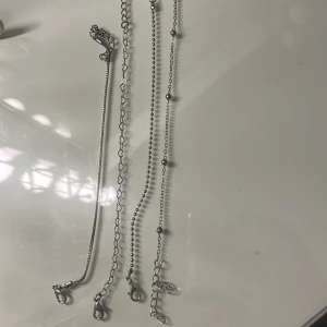 Fyra silverfärgade halsband i olika kedjor - Fyra stilrena armband som är använda få tak gånger . Skriv om mer frågor