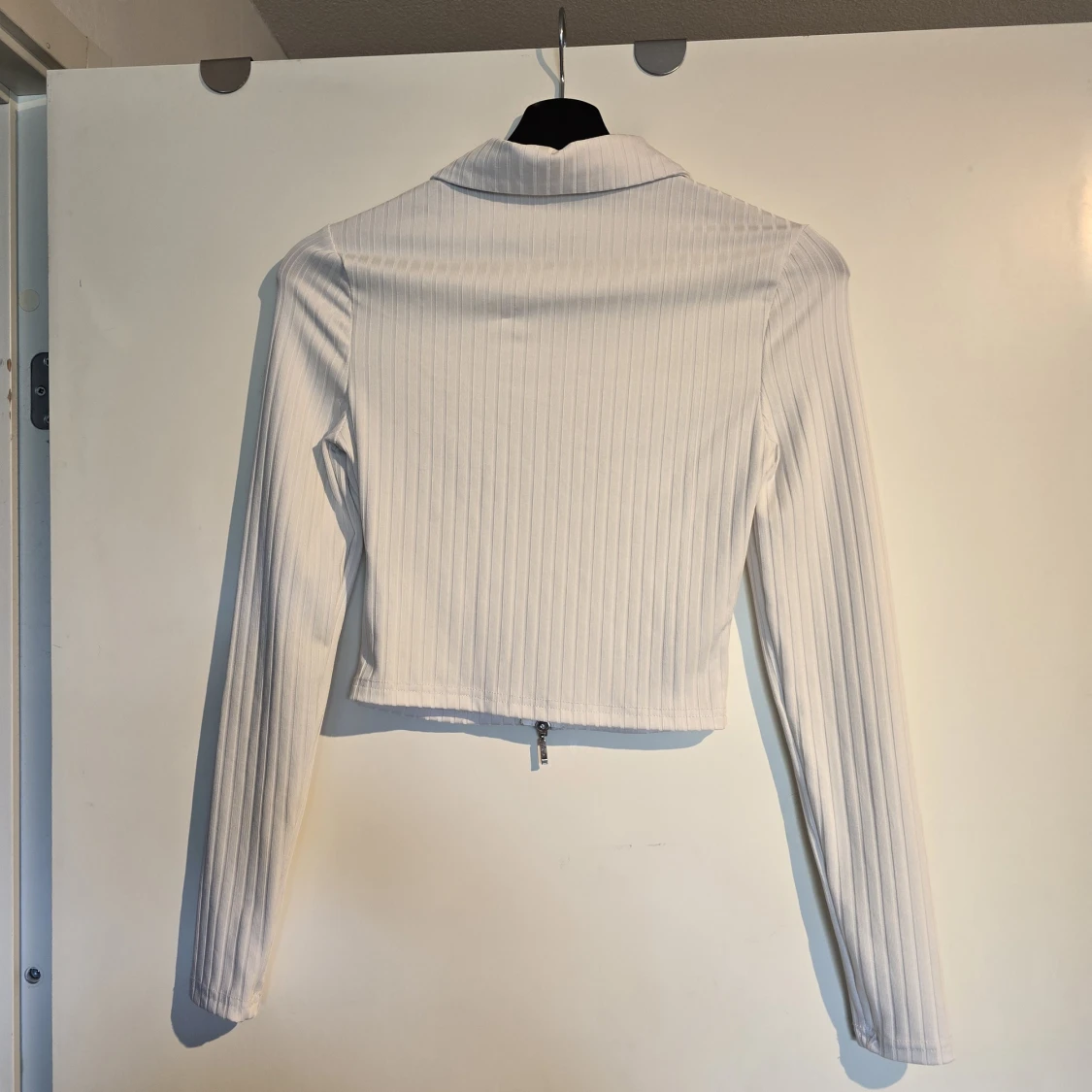 Vit ribbad croppad kofta med dragkedja - 1