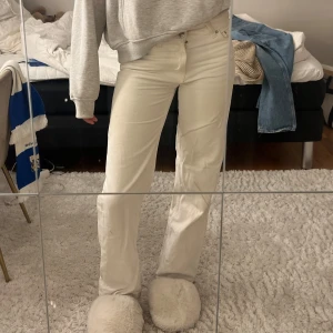 Vita jeans  - Säljer mina vita jeans från Gina Tricot. Har använt några gånger men de är inga slitningar❤️De är st 32 men de passar mig perfekt och jag brukar har 34 eller 36❤️