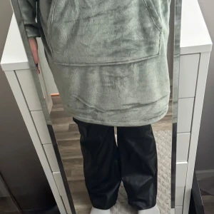 Grå hoodie – Ullared, helt ny -  Mysig hoodie i grått, köpt på Ullared. Aldrig använd – nyskick. Storlek: XXL Perfekt till vardag, hemmamy  Hashtags: #hoodie #ullared #myskläder #grå 