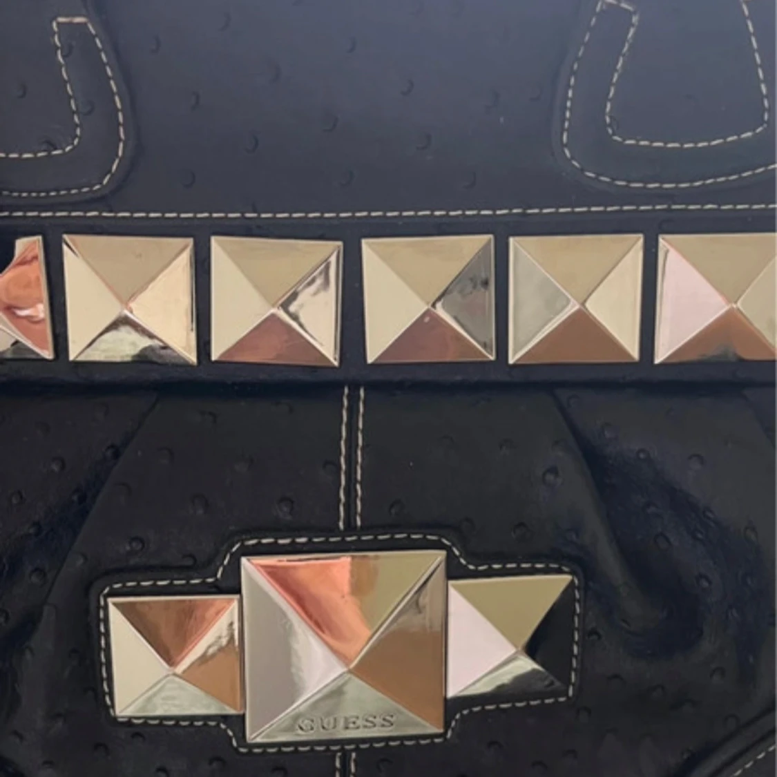 Svart handväska med nitar från Guess - 3