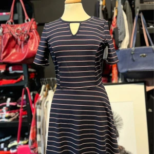 Randig kortklänning från H&M Divided - Supersnygg kortklänning från Divided i marinblått med vita och röda ränder. Klänningen har rund hals med en liten cut-out detalj framtill, korta ärmar och lätt utställd kjol. Klänningen är gjord i ett mjukt och stretchigt material som följer kroppen  ✨ Storlek: 38/M ✨ Skick: Mycket bra ✨Mjukt och stretchigt tyg ✨ Pris kan diskuteras!  💌 Tveka inte att skriva vid frågor eller funderingar 