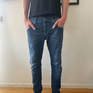 Dondup jeans  - Ett par näst intill nya dondup muis jeans. Sitter som George modellen. Slim fit, nypris 3499, nyaste modellen, blå, storlek 32, benmått 94, midje mått 43,5. Modell= 187 och väger 72. Bara att skriva ifall ni har frågor, eller undrar nåt. Priset är inte hugget i sten och går att diskuteras.  
