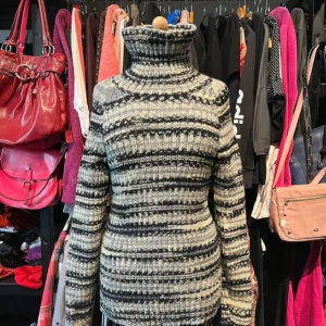 Handstickad tröja med polokrage - Säljer en mysig Handstickad polotröja med hög krage. Tröjan har ett randigt mönster i svart, grått och vitt och är långärmad med ribbade muddar. Perfekt för kalla dagar. Priset är lite högre eftersom den är hand/hemstickad. Storleken är S/M