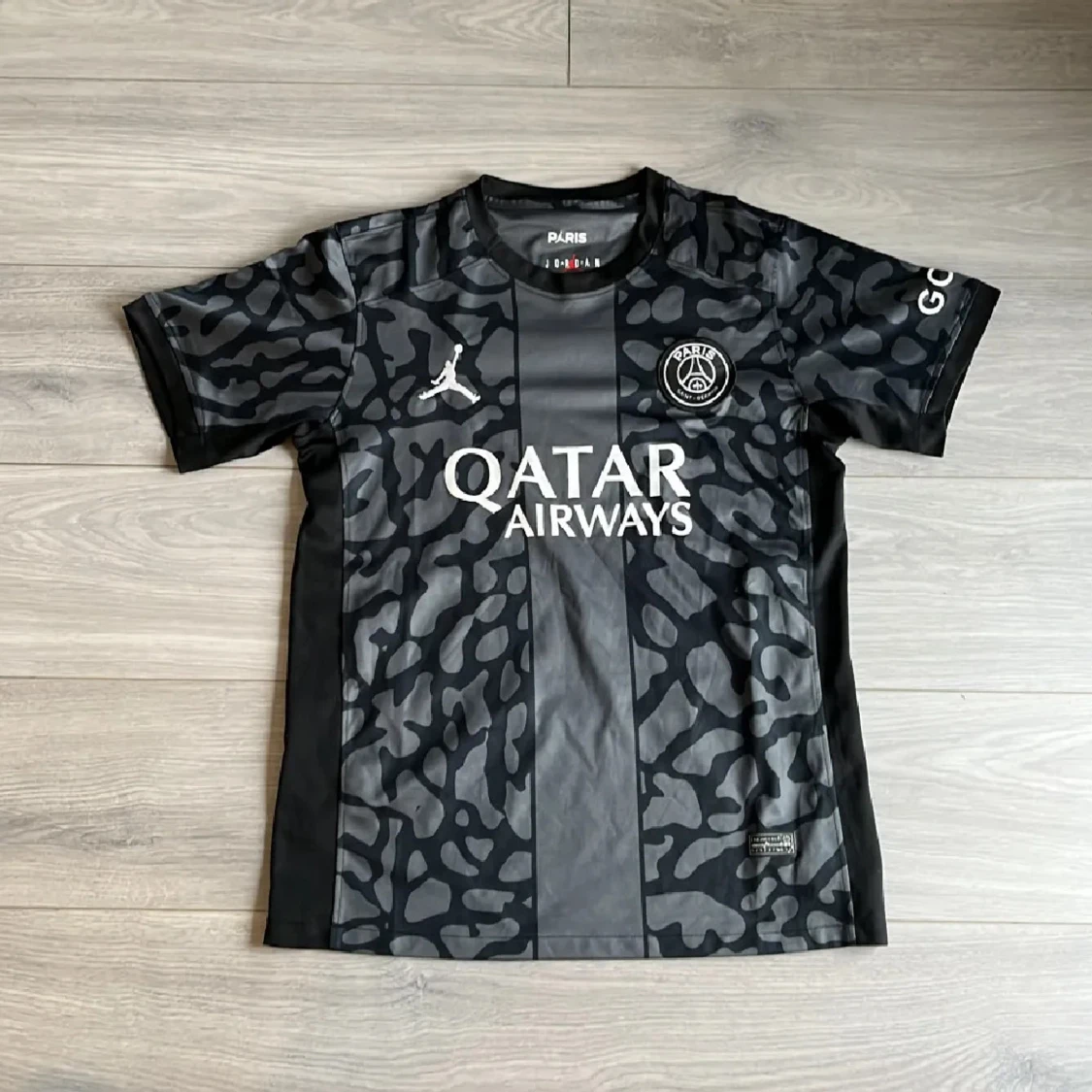 PSG x Jordan svart leopard fotbollströja