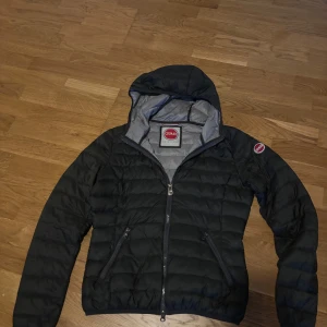 Colmar jacka  - Tunn höst jacka från märket Colmar, den är mer mörkgrön om man kollar nära  men ser ut som svart 