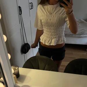 Vit smockad topp - säljer en jätte snygg vit smockad T-shirt. Nästan aldrig använd och inga defekter i storlek S ifrån Gina!! Pris går alltid att dirkuteras