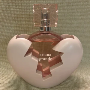 ariana grande parfym  - hej! säljer min ariana grande parfym pågrund av felköp. taget ett sprut utav. 