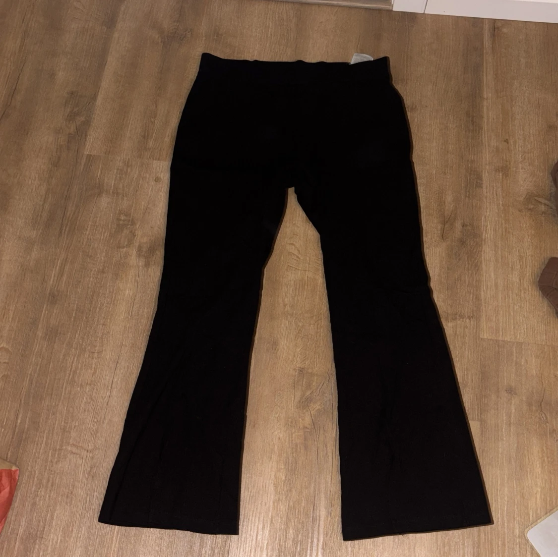 Svarta bootcut byxor från JDY