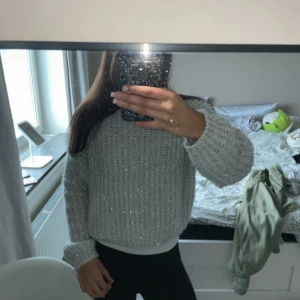 glittrig stickad tröja från h&m - använd ett fåtal gånger, är frf i nytt skick