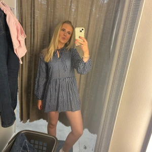 Blårutig klänning från Sunflower - Supersöt blårutig klänning från Sunflower med knytning i halsen oc trekvartsärmar. Lätt och luftig modell med avslappnad passform och rynkad midja!🙌🙌🥰🥰