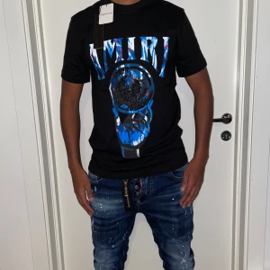 Amiri t shirt strl S - Storlek S. Helt ny. Fin replika med grym kvalitet. Modellen är 175 cm väger 67kg , Bär S på bilden . Normal i passformen. Pris : 1100kr. Först till kvarn 