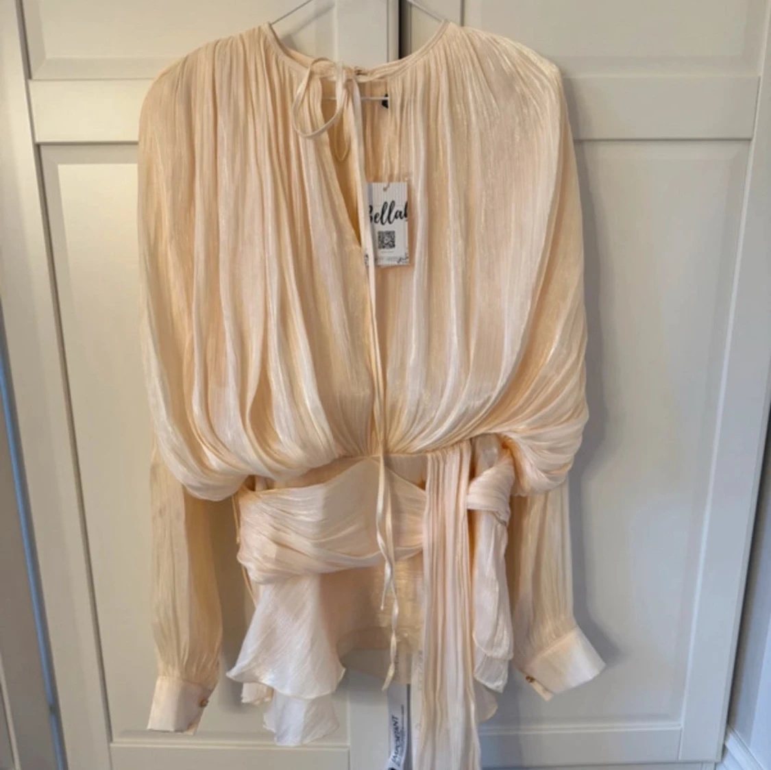 Champagnefärgad omlottklänning från Sella