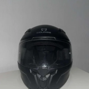 Moppe hjälm - Använd fåtal gånger, säljer för att den inte kommer till användning längre, den är stolek 55-56cm alltså stolek S. Den har ingen större skada förutom att den blivit dragen på marken där av märkerna där bak på hjälmen, men ingen fall skada eller något sånt.