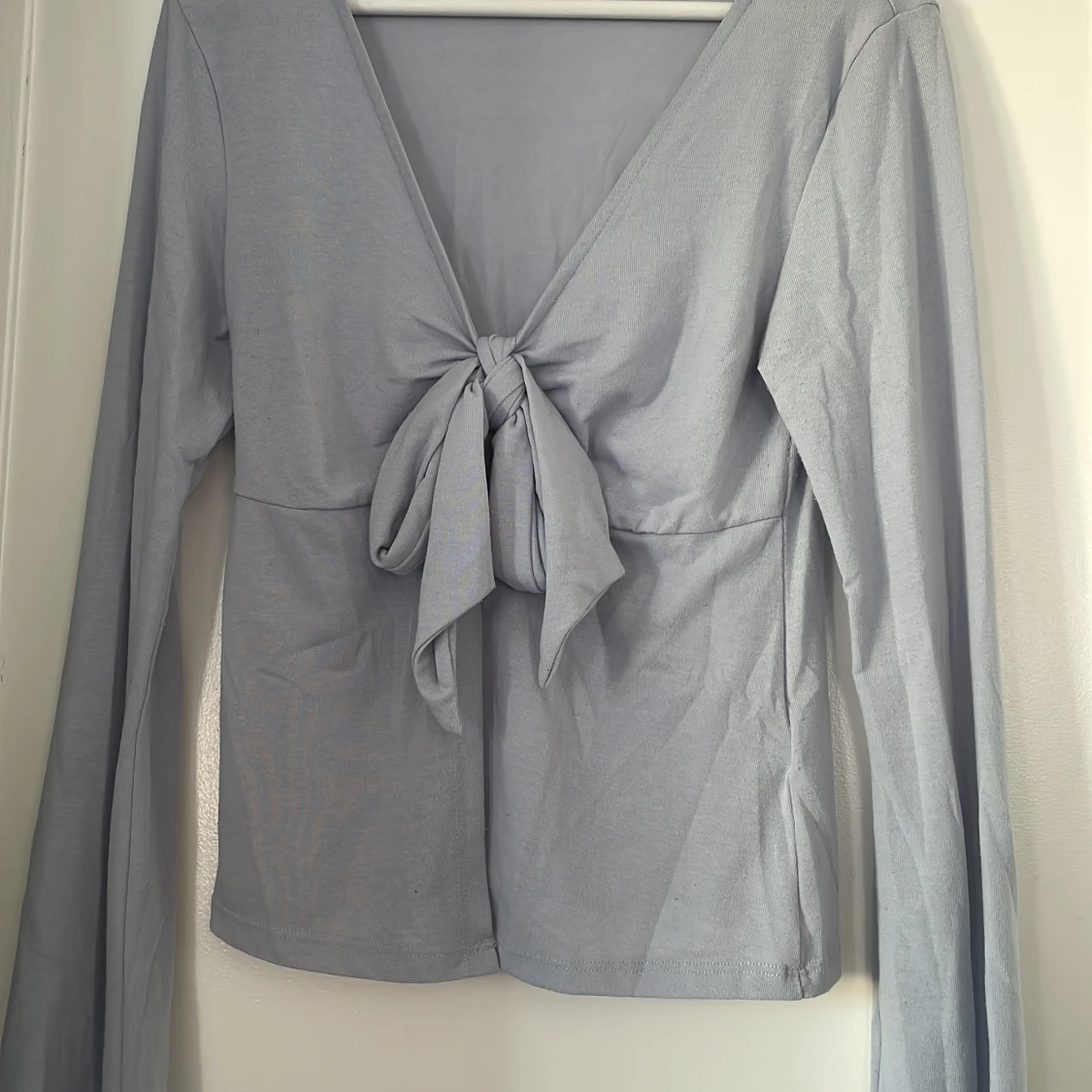 Ljusblå långärmad topp med knyt Gina Tricot