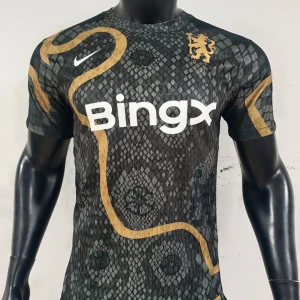 Chelsea - The year of the snake - limited edition - Säljer en otroligt sällsynt fotbollströja som det bara finns 2,025 tröjor av. • Tröjan har Dri-Fit adv material • Färg: Svart med guld ränder • Storlek: Finns i alla storlekar (kontakta för val av storlek) • Limited edition