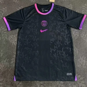 PSG ”Paris Noir” Premium Jersey - Säljer en snygg PSG ”Paris Noir” Premium Jersey till priset av 337 kr! • Färg: Svart/lila • Storlek: Finns i alla storlekar (kontakta mig för val av storlek) • Skick: Helt oanvänd - helt ny