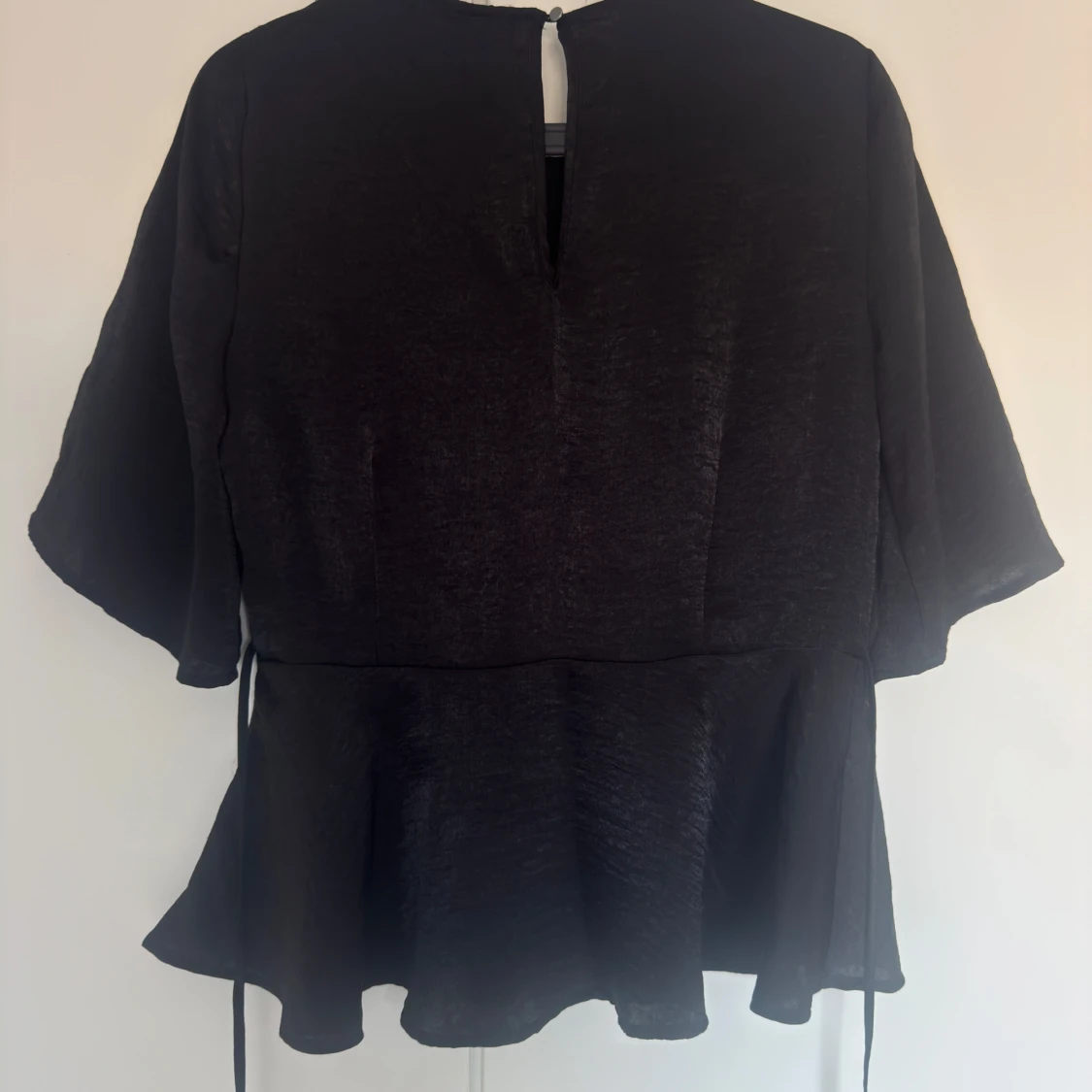 Svart blus med volang från Bik Bok - 1