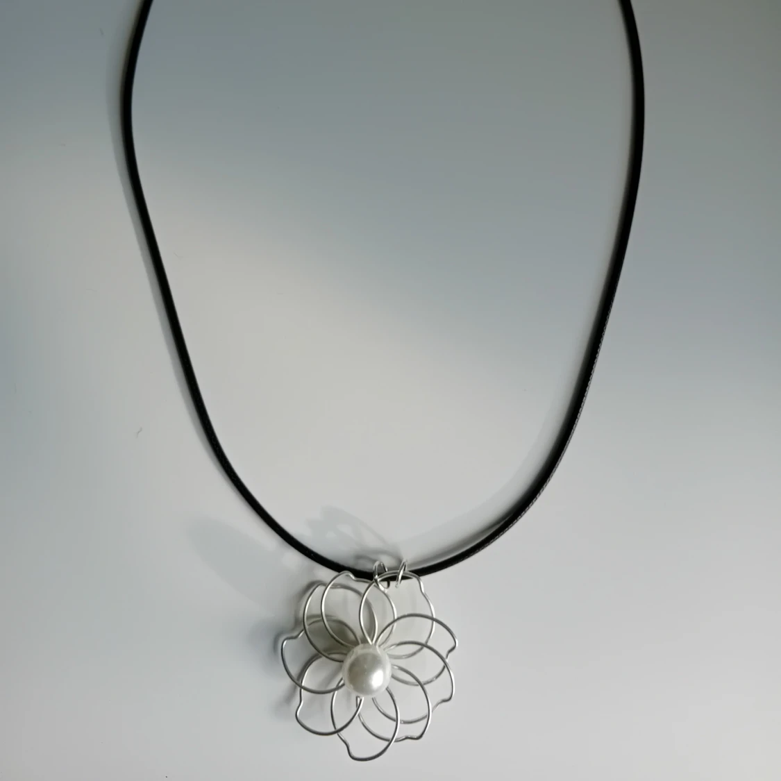 Halsband med blomma och pärla - 1